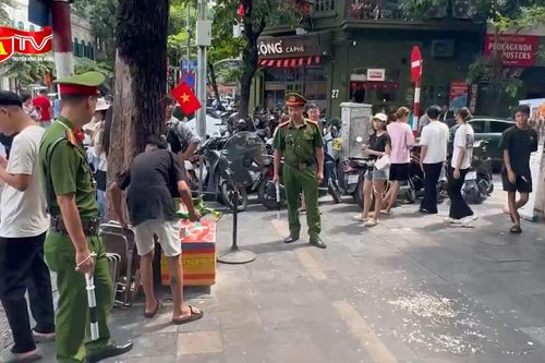 Công an phường Hoàn Kiếm tăng cường kiểm, xử lý vi phạm trật tự đô thị