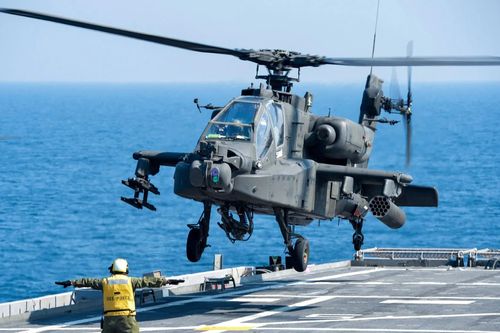 Trực thăng AH-64 Apache mang 'sát thủ tầm xa' đến sườn Đông NATO