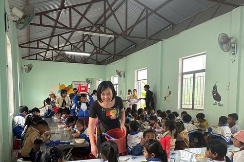 Quảng Ngãi: Nấu ăn sáng miễn phí cho hơn 500 học sinh ở vùng cao