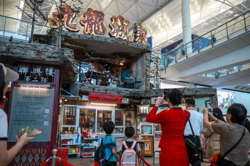 Khách quá cảnh ở sân bay Hong Kong được dẫn đi du lịch miễn phí