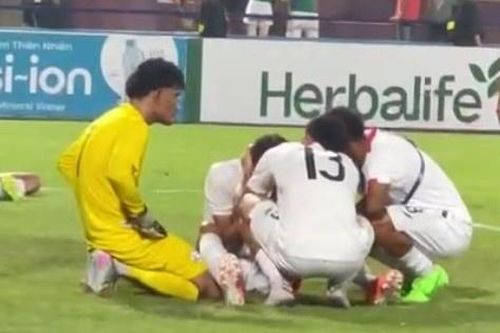 Các cầu thủ U23 Yemen khóc nức nở sau thất bại trước Việt Nam