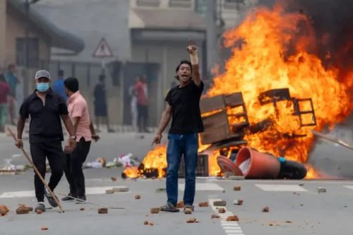 Khoảnh khắc người biểu tình Gen Z tràn vào đốt tòa nhà Quốc hội Nepal