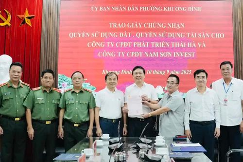 Phường Khương Đình trao sổ đỏ đầu tiên sau khi vận hành chính quyền địa phương hai cấp