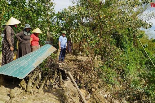 Tuyến sông Rào Cái sạt lở 'nuốt' nhà dân sau bão số 5