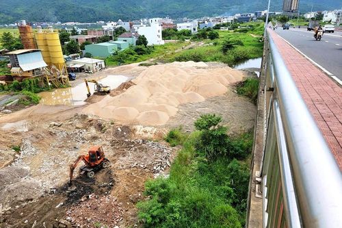 Đà Nẵng: Mong mỏi dọn dẹp bãi vật liệu làm xấu thành phố