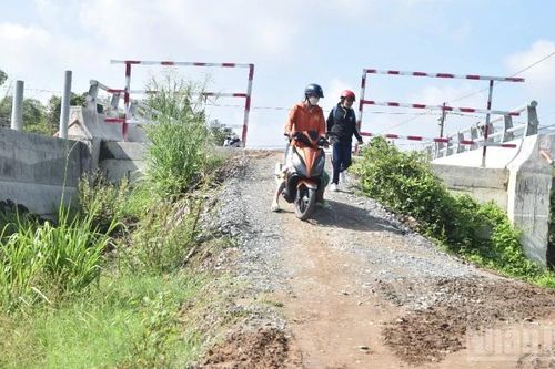 Cầu xây xong nhưng chưa có đường dẫn