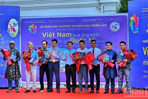 Trưng bày 200 tác phẩm 'Việt Nam qua ống kính nhiếp ảnh gia quốc tế' tại Huế