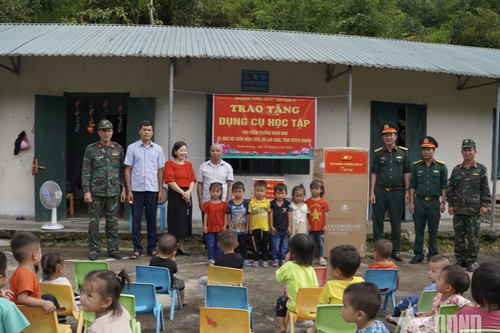Chi nhánh Trường Sơn 97 tặng quà học sinh vùng cao