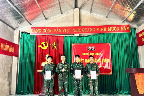 Lễ kết nạp đảng viên giữa vùng lũ Điện Biên