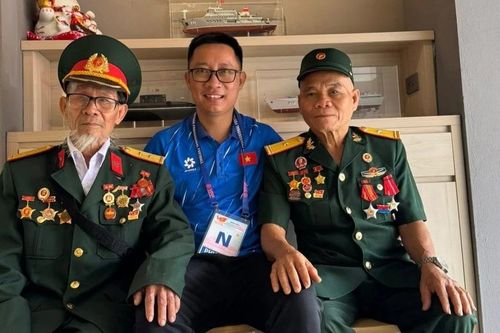 Người đàn ông thầm lặng bên những cựu chiến binh giữa Đại lễ A80