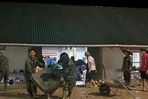 Mưa lớn ở miền núi phía Bắc: Đường sạt lở, trường lớp phủ bùn