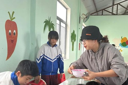 Trường vùng cao nấu ăn sáng miễn phí cho học sinh
