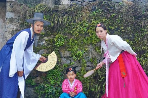 'Anh Tạ' trong phim 'Mưa đỏ' khoe ảnh gia đình du lịch cực hài hước