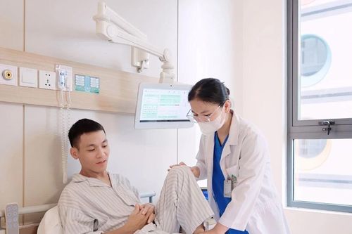 Mắc bệnh hiếm, người đàn ông 37 tuổi xương giòn, yếu như 80 tuổi