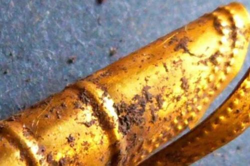 Kho báu vàng 4.300 năm tuổi được 4 học sinh Anh tìm thấy gây sửng sốt