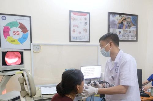 Nội soi khâu treo dây thanh cho người bệnh liệt dây thanh quản