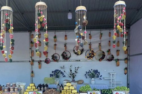 Biến quả thông thành sản phẩm thủ công để gìn giữ văn hóa