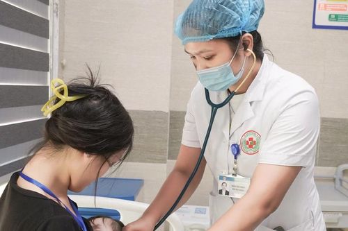 Nhập viện cấp cứu vì 'bài thuốc dân gian' chữa rết cắn
