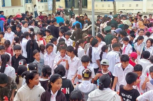 Biên phòng Quảng Trị kết nối tặng hàng nghìn phần quà đến học sinh miền núi