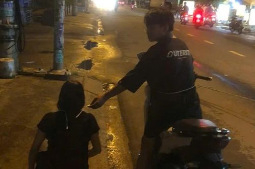 Tạm giữ thanh niên giật dây chuyền của người bán hàng lề đường