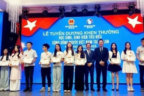 Kỷ niệm 80 năm Quốc khánh và tuyên dương khen thưởng học sinh, sinh viên Việt Nam tiêu biểu tại Ba Lan