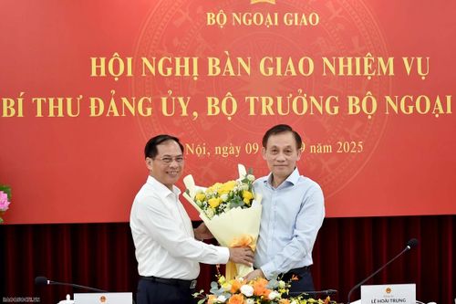 Hội nghị bàn giao công tác Bộ trưởng Ngoại giao: Phát huy truyền thống 80 năm, vững bước trên chặng đường mới của ngành Ngoại giao
