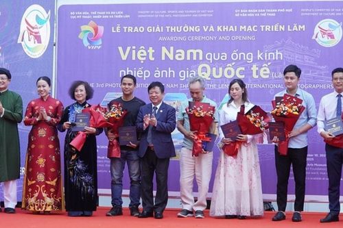 Trao 20 giải thưởng 'Việt Nam qua ống kính nhiếp ảnh gia quốc tế'