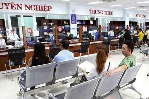 Tinh thần 'vừa chạy, vừa xếp hàng'