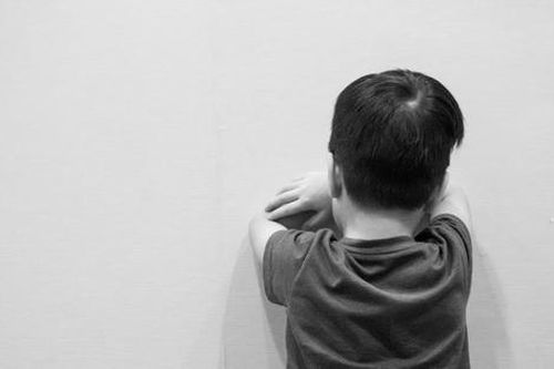 Bắt tạm giam đối tượng hành hạ con đẻ