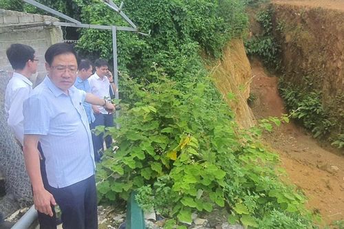 Hà Nội chỉ đạo xử lý khẩn vụ sạt lở đất, nhiều nhà lún nghiêng tại xã Suối Hai