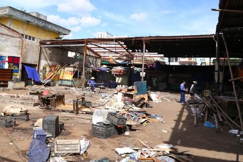 Tiểu thương chợ Ga Vinh ngậm ngùi trước đống đổ nát sau bão