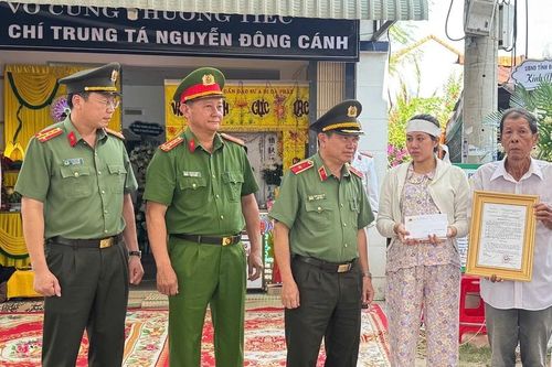 Trao 150 triệu đồng hỗ trợ gia đình trung tá công an Đắk Lắk hy sinh