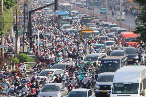 Cửa ngõ Đông Bắc TPHCM vẫn ùn tắc dù phân luồng mới