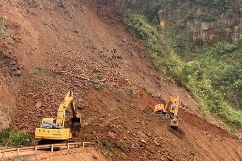 Đã thông đoạn sạt lở trên Quốc lộ 32 qua Lào Cai