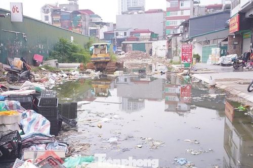 Dự án dang dở, đường vào Đại học Hà Nội ngập trong rác thải