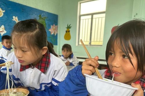 Thầy cô nấu bữa sáng cho hơn 500 học trò vùng cao Quảng Ngãi
