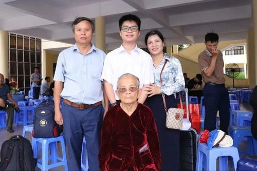Bà nội U100 từ Đà Nẵng ra Hà Nội động viên cháu nhập học