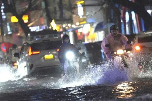 Mưa xối xả, nhiều tuyến phố Đà Nẵng ngập trong biển nước
