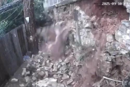Taluy cao 3m bất ngờ đổ sập, vùi lấp hẻm dân sinh ở Lâm Đồng