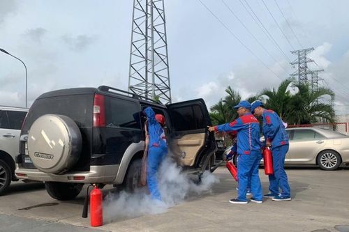 PVOIL tăng cường đào tạo toàn diện về nghiệp vụ bán hàng, an toàn cho trạm sạc xe điện tại CHXD