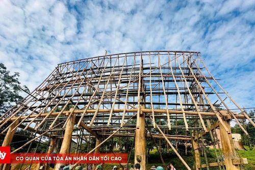 Dân làng chung tay sửa nhà rông, mừng Đại hội Đảng bộ tỉnh