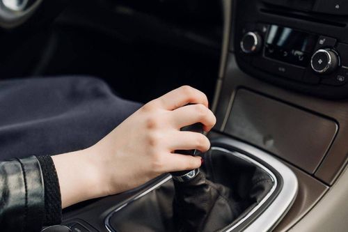 Chuyện gì xảy ra nếu bạn chuyển số lùi, về R khi đang lái xe?
