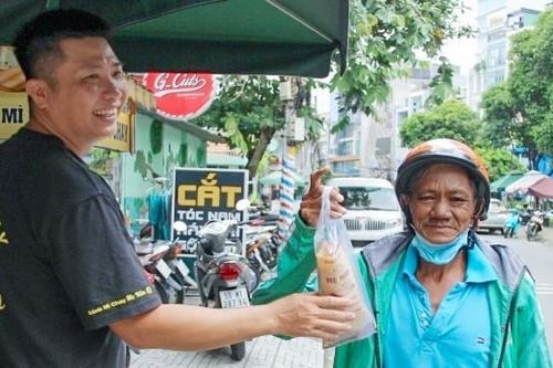 Vợ chồng ở TPHCM 'treo' hàng chục ổ bánh mì cho người cần mỗi ngày