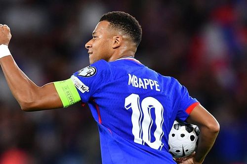 Mbappe tỏa sáng giúp Pháp chỉ còn 10 người thắng ngược Iceland