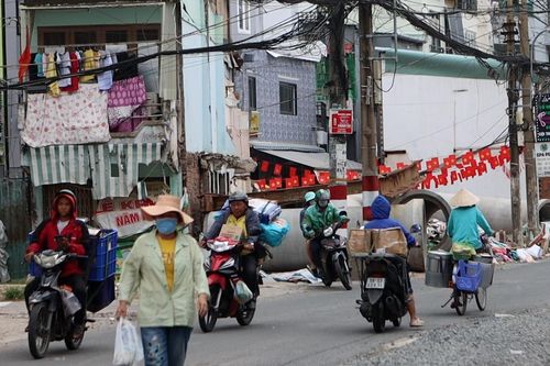 Hàng loạt trụ điện án ngữ dự án đường hơn 1.000 tỷ đồng ở TPHCM