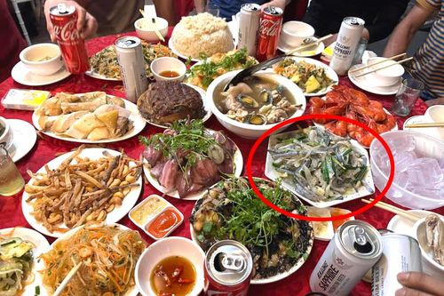 Mâm cỗ đám cưới ở Quảng Ninh gây sốt, khách ngỡ ngàng khi thử món giun biển xào