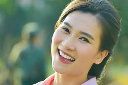 Chân dung BTV Khánh Trang vừa trở lại bản tin Thời sự 19h VTV