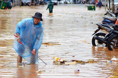 Đường phố Đà Lạt lại ngập mênh mông như 'sông' sau cơn mưa lớn dồn dập
