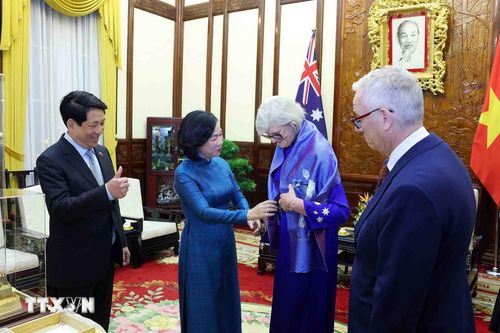 Toàn quyền Australia mặc áo dài dự chiêu đãi do Chủ tịch nước chủ trì
