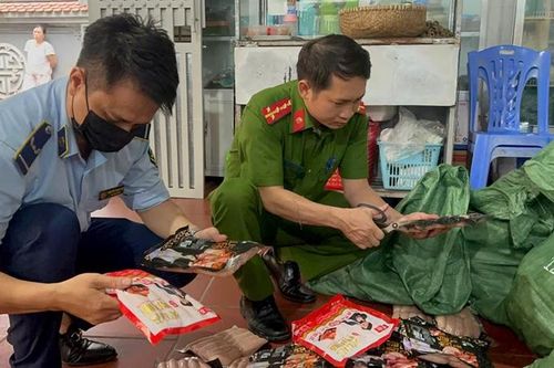 Tạm giữ gần 1 tấn xúc xích, lạp xưởng không rõ nguồn gốc để bán gần trường học